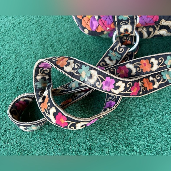 Vera Bradley 2011 double handled handbag with zipper that zips left or right. - Picture 3 of 13